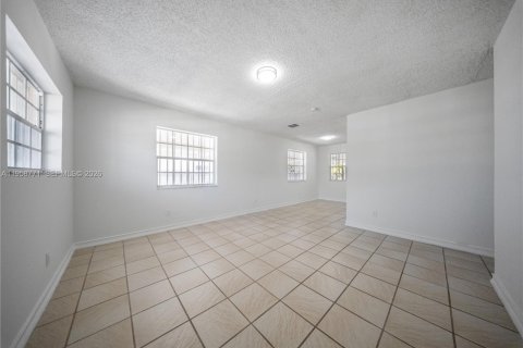 House in Miami, Florida 2 bedrooms, 125.42 sq.m. № 2017775 - photo 3