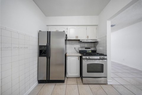 House in Miami, Florida 2 bedrooms, 125.42 sq.m. № 2017775 - photo 5