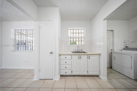 House in Miami, Florida 2 bedrooms, 125.42 sq.m. № 2017775 - photo 7