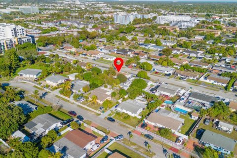 House in Miami, Florida 2 bedrooms, 125.42 sq.m. № 2017775 - photo 18