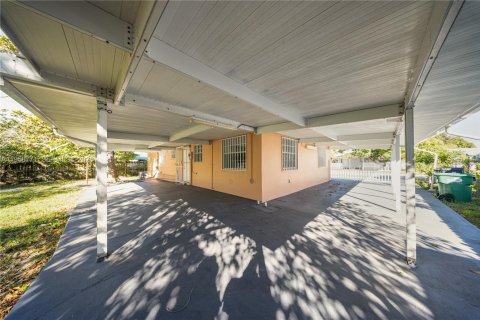 House in Miami, Florida 2 bedrooms, 125.42 sq.m. № 2017775 - photo 16