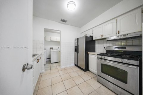 House in Miami, Florida 2 bedrooms, 125.42 sq.m. № 2017775 - photo 6