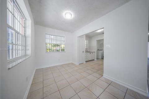 House in Miami, Florida 2 bedrooms, 125.42 sq.m. № 2017775 - photo 4