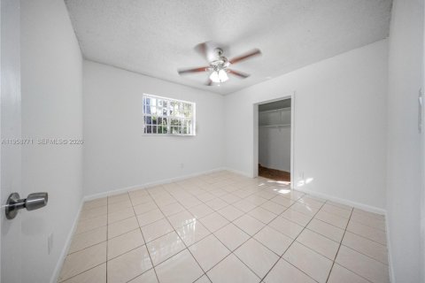 House in Miami, Florida 2 bedrooms, 125.42 sq.m. № 2017775 - photo 12