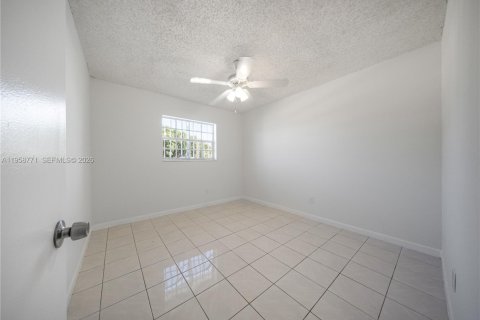 House in Miami, Florida 2 bedrooms, 125.42 sq.m. № 2017775 - photo 10