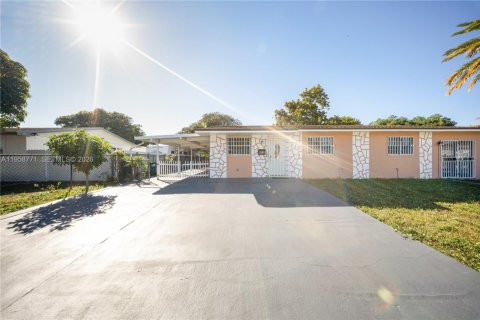 House in Miami, Florida 2 bedrooms, 125.42 sq.m. № 2017775 - photo 2