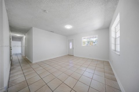 House in Miami, Florida 2 bedrooms, 125.42 sq.m. № 2017775 - photo 9