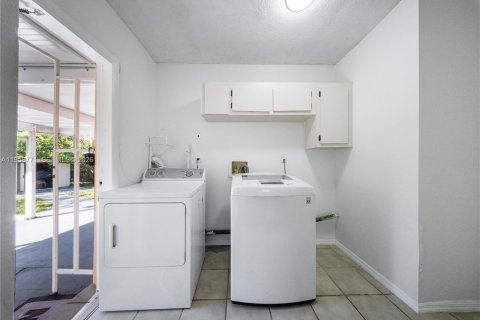 House in Miami, Florida 2 bedrooms, 125.42 sq.m. № 2017775 - photo 8