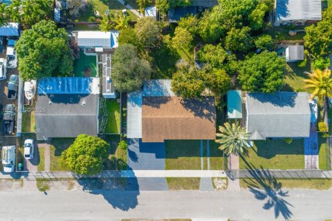 House in Miami, Florida 2 bedrooms, 125.42 sq.m. № 2017775 - photo 17