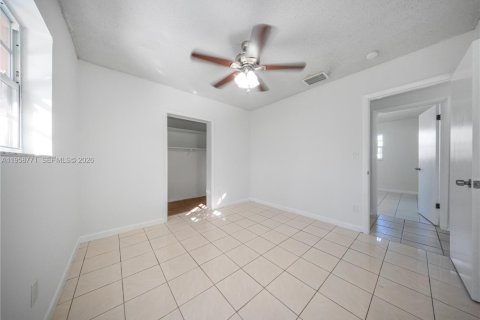 House in Miami, Florida 2 bedrooms, 125.42 sq.m. № 2017775 - photo 13