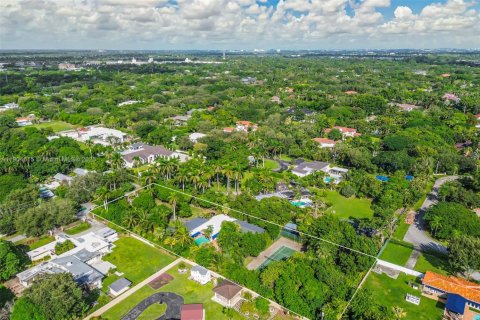 Villa ou maison à vendre à Miami, Floride: 4 chambres, 363.53 m2 № 1955122 - photo 9