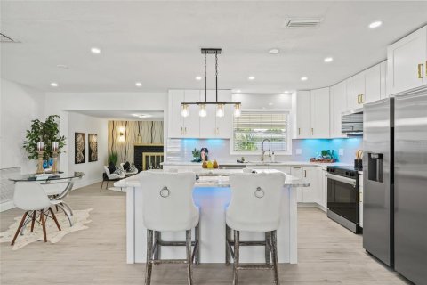 Casa en alquiler en Saint Petersburg, Florida, 4 dormitorios, 147.16 m2 № 1903402 - foto 13