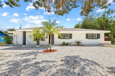 Casa en alquiler en Saint Petersburg, Florida, 4 dormitorios, 147.16 m2 № 1903402 - foto 1