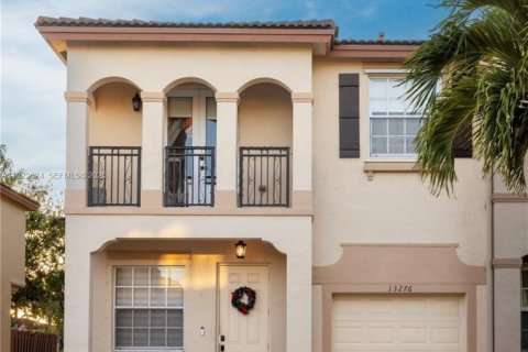 Купить таунхаус в Майами, Флорида 3 спальни, 163.32м2, № 1976482 - фото 1