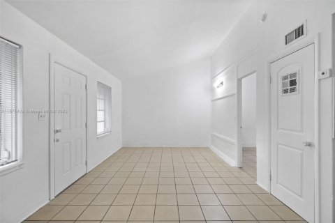 Снять в аренду виллу или дом в Майами, Флорида 1 спальня, 46.45м2, № 1983194 - фото 4