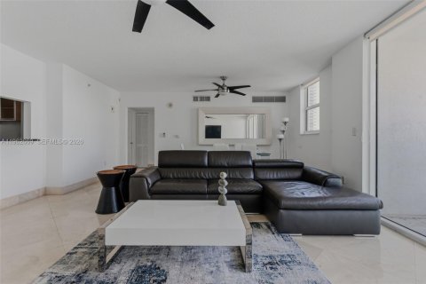 Apartamento en alquiler en Miami, Florida, 2 dormitorios, 103.77 m2 № 2025382 - foto 6