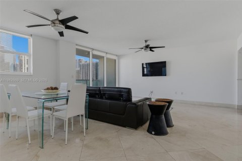 Apartamento en alquiler en Miami, Florida, 2 dormitorios, 103.77 m2 № 2025382 - foto 3