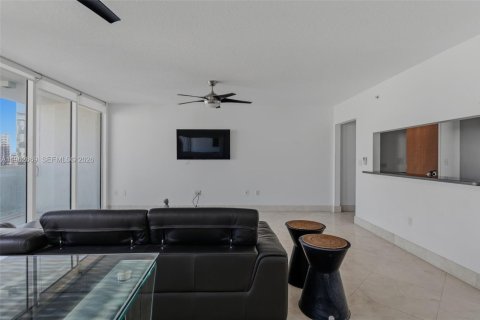 Apartamento en alquiler en Miami, Florida, 2 dormitorios, 103.77 m2 № 2025382 - foto 4