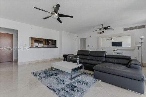 Apartamento en alquiler en Miami, Florida, 2 dormitorios, 103.77 m2 № 2025382 - foto 8