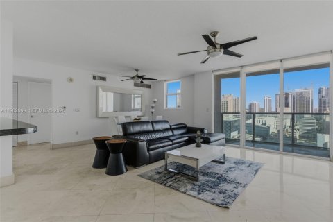 Apartamento en alquiler en Miami, Florida, 2 dormitorios, 103.77 m2 № 2025382 - foto 2