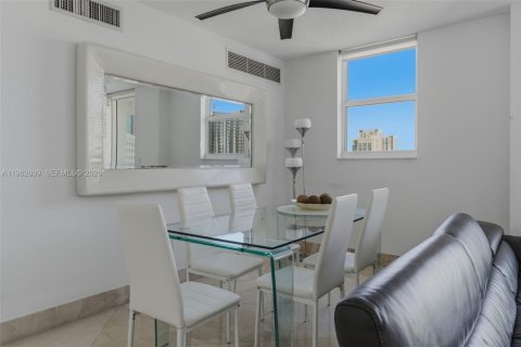 Apartamento en alquiler en Miami, Florida, 2 dormitorios, 103.77 m2 № 2025382 - foto 9