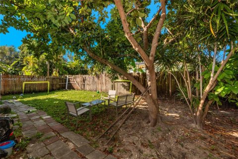 House in Surfside, Florida 4 bedrooms, 178.09 sq.m. № 2152830 - photo 27