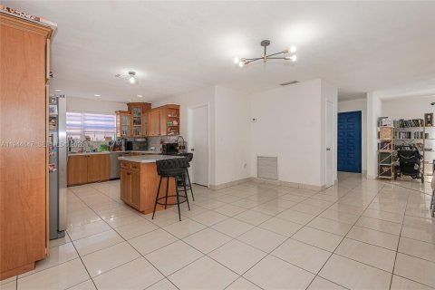 House in Surfside, Florida 4 bedrooms, 178.09 sq.m. № 2152830 - photo 7