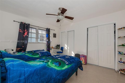 House in Surfside, Florida 4 bedrooms, 178.09 sq.m. № 2152830 - photo 15
