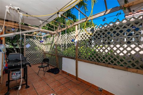 House in Surfside, Florida 4 bedrooms, 178.09 sq.m. № 2152830 - photo 26