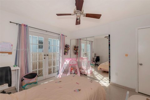 House in Surfside, Florida 4 bedrooms, 178.09 sq.m. № 2152830 - photo 14