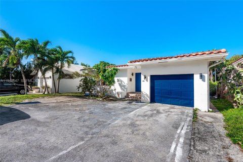 House in Surfside, Florida 4 bedrooms, 178.09 sq.m. № 2152830 - photo 1
