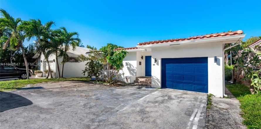 House in Surfside, Florida 4 bedrooms, 178.09 sq.m. № 2152830