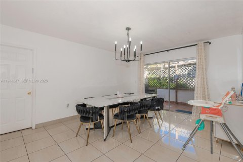 House in Surfside, Florida 4 bedrooms, 178.09 sq.m. № 2152830 - photo 11