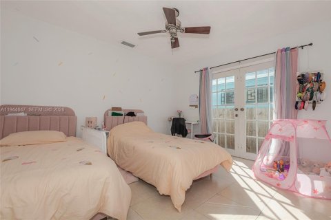House in Surfside, Florida 4 bedrooms, 178.09 sq.m. № 2152830 - photo 13