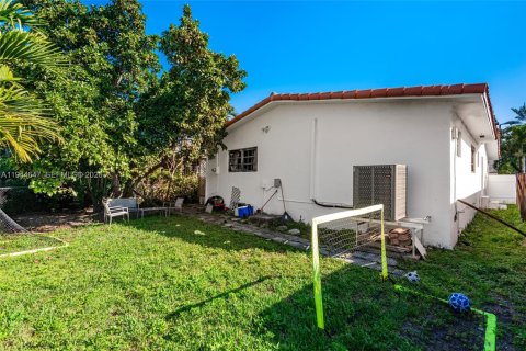 House in Surfside, Florida 4 bedrooms, 178.09 sq.m. № 2152830 - photo 28