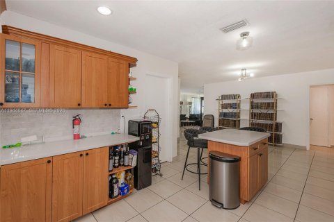 House in Surfside, Florida 4 bedrooms, 178.09 sq.m. № 2152830 - photo 10