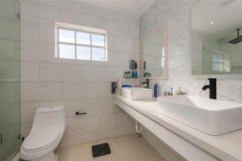 House in Surfside, Florida 4 bedrooms, 178.09 sq.m. № 2152830 - photo 23