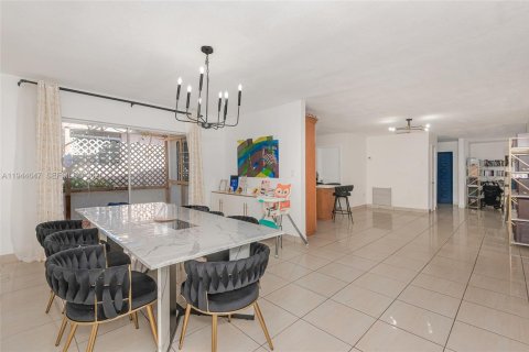House in Surfside, Florida 4 bedrooms, 178.09 sq.m. № 2152830 - photo 12