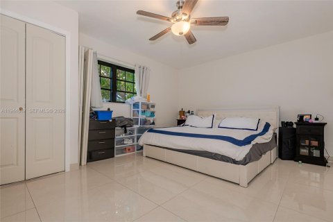 House in Surfside, Florida 4 bedrooms, 178.09 sq.m. № 2152830 - photo 21
