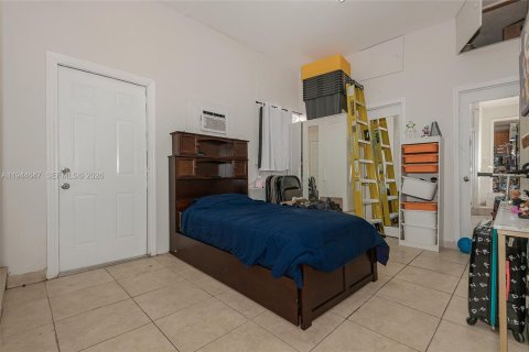 House in Surfside, Florida 4 bedrooms, 178.09 sq.m. № 2152830 - photo 18