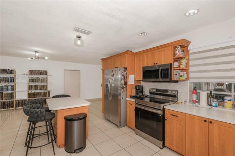House in Surfside, Florida 4 bedrooms, 178.09 sq.m. № 2152830 - photo 9