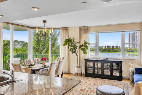 Condo in Aventura, Florida, 2 bedrooms  № 2179978 - photo 10