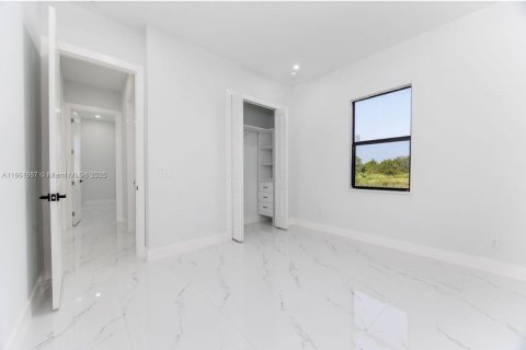 House in Lehigh Acres, Florida 4 bedrooms № 1958380 - photo 12