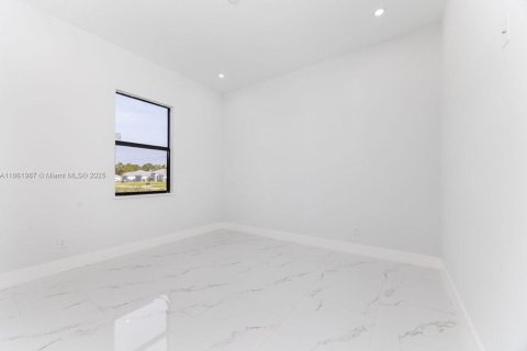 House in Lehigh Acres, Florida 4 bedrooms № 1958380 - photo 11