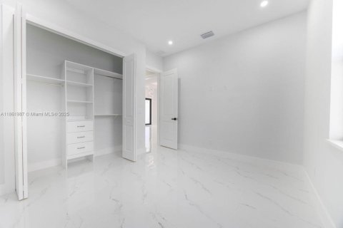 House in Lehigh Acres, Florida 4 bedrooms № 1958380 - photo 10