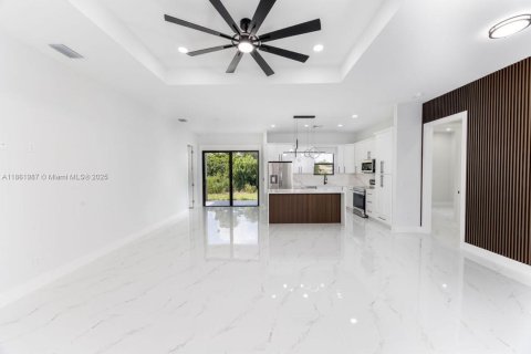 House in Lehigh Acres, Florida 4 bedrooms № 1958380 - photo 4