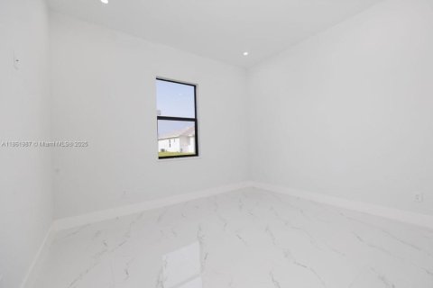 House in Lehigh Acres, Florida 4 bedrooms № 1958380 - photo 9