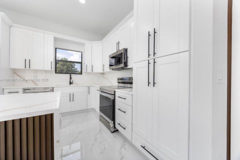 House in Lehigh Acres, Florida 4 bedrooms № 1958380 - photo 6