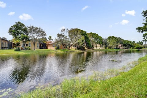 Touwnhouse à vendre à Coral Springs, Floride: 3 chambres, 188.5 m2 № 1896689 - photo 13