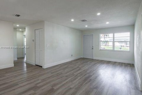 Casa en venta en Lauderhill, Florida, 4 dormitorios, 120.96 m2 № 1970774 - foto 11